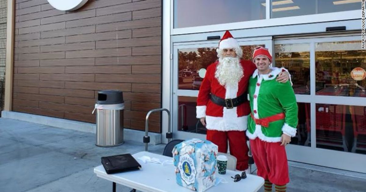 копи в костюмах / © CNN