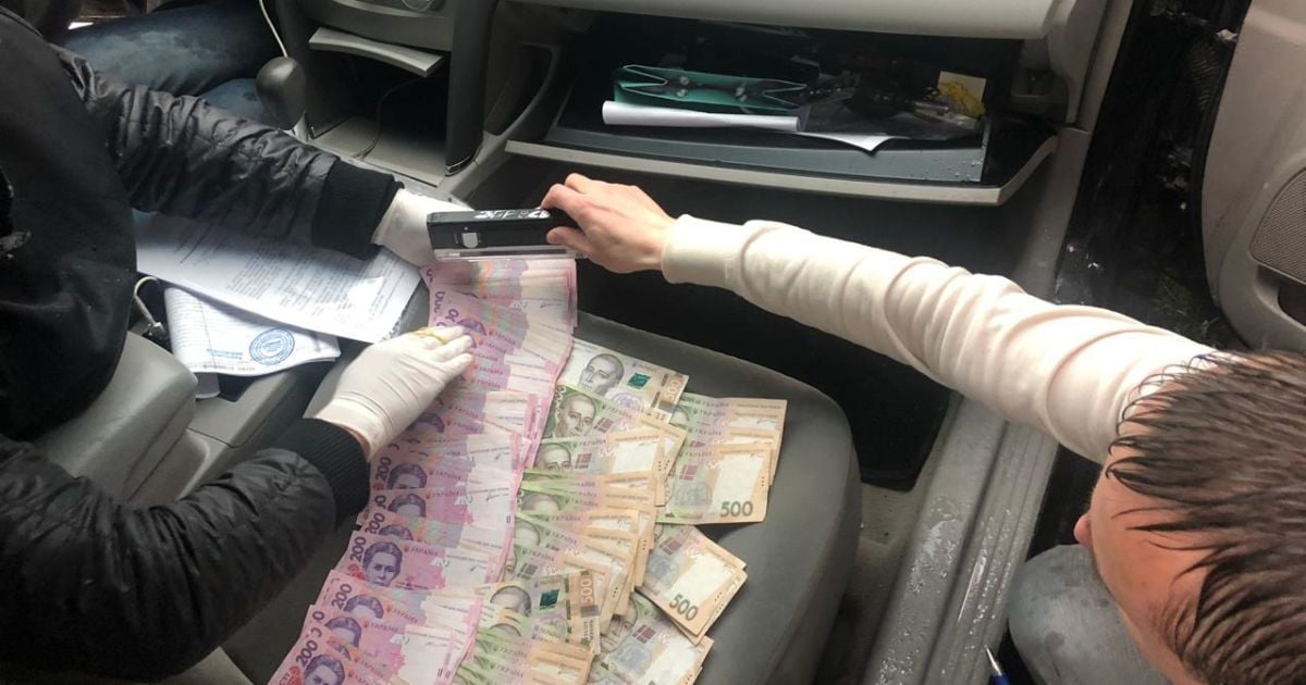 На Хмельниччині затримали інспектора фіскальної служби на хабарі