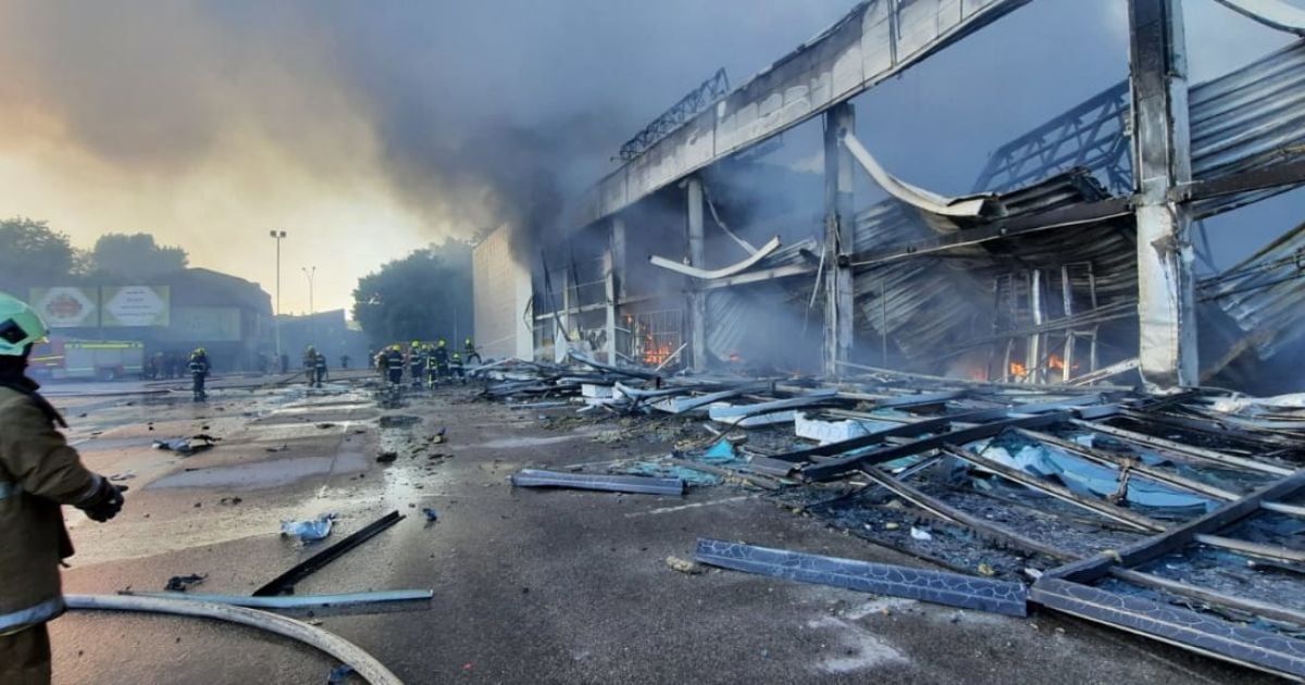 Удар російськими ракетами по ТРЦ у Кременчуці, де було понад тисячу цивільни