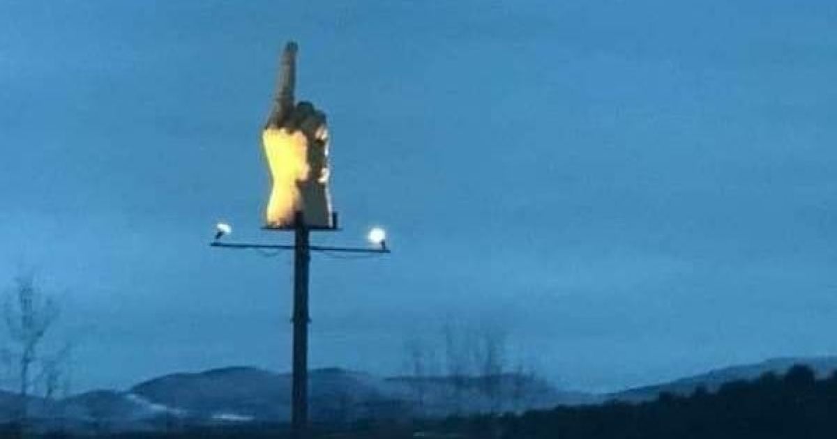 Американец "показал" средний палец властям, установив над городом гигантскую скульптуру