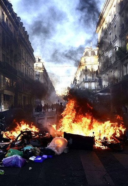 Протесты переросли в массовые беспорядки