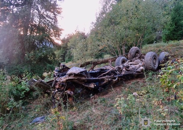 КамАЗ із двома 6-річними дітьми покотився зі схилу. / © Поліція Івано-Франківської області