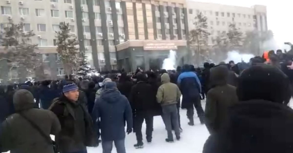 У Казахстані протестувальники захопили адмінбудівлю акімату в Актобі і штурмують їх ще в кількох містах (відео)