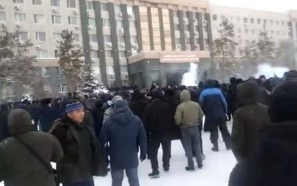У Казахстані протестувальники захопили адмінбудівлю акімату в Актобі і штурмують їх ще в кількох містах (відео)