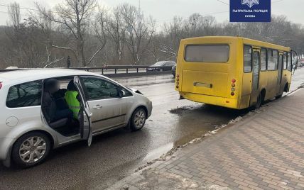 В Киеве на остановке пьяный водитель Ford влетел в автобус, который высаживал пассажиров: фото