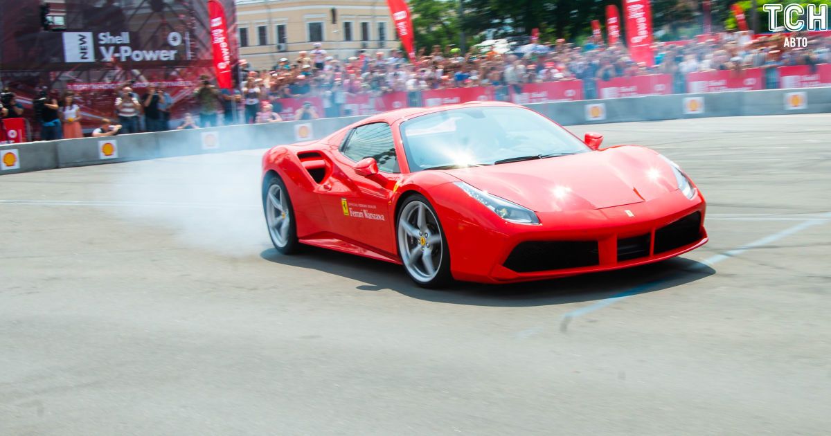У Німеччині водій Ferrari розігнав гіперкар до 372 км/год: відео