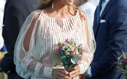 В необычном платье с прорезями: принцесса Мадлен на праздничном мероприятии