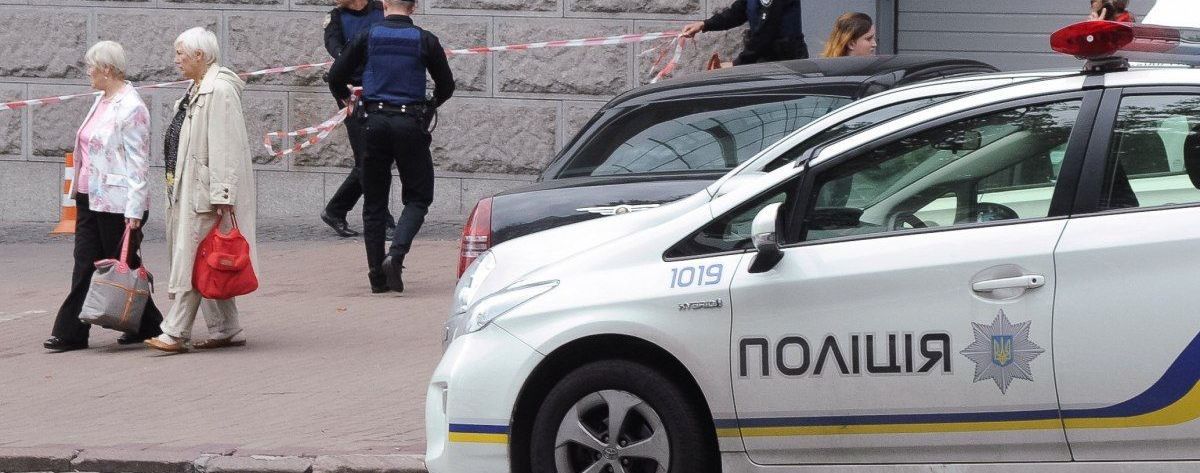 У центрі Львова студент помочився на авто поліції та побив копа: як його покарали