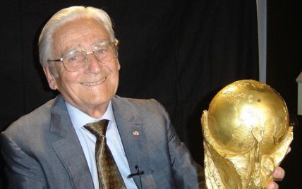 Дизайнер Кубка світу з футболу помер в Італії