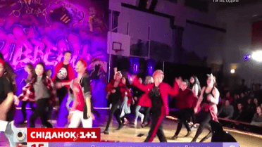 60-летняя учительница затанцевала с учениками и собрала миллион просмотров