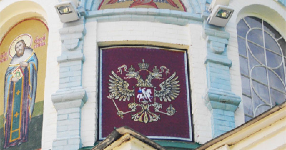 У Полтаві церкву УПЦ МП прикрасили двоголовим орлом і Петром І, який нищить синьо-жовтий прапор