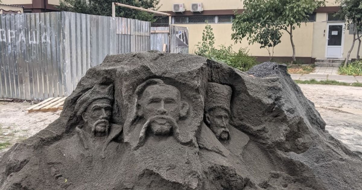 В Киеве из щебня создали фигуры украинских казаков: стал известен автор шедевра (фото)