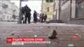 В годовщину массовых расстрелов на Майдане активисты разгромили здание Россотрудничества и "Сбербанка"