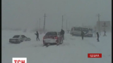 Важкій інженерній техніці вдалося пробити шлях через снігові замети на трасі Одеса-Київ
