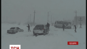 Тяжелой инженерной технике удалось пробить путь через снежные заносы на трассе Одесса-Киев