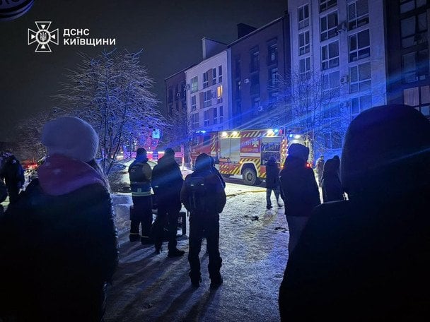 В Белгородской общине Бучанского района в результате вражеской атаки БпЛА «Герань-2» возник пожар в квартире. / © ГСЧС в Киевской области