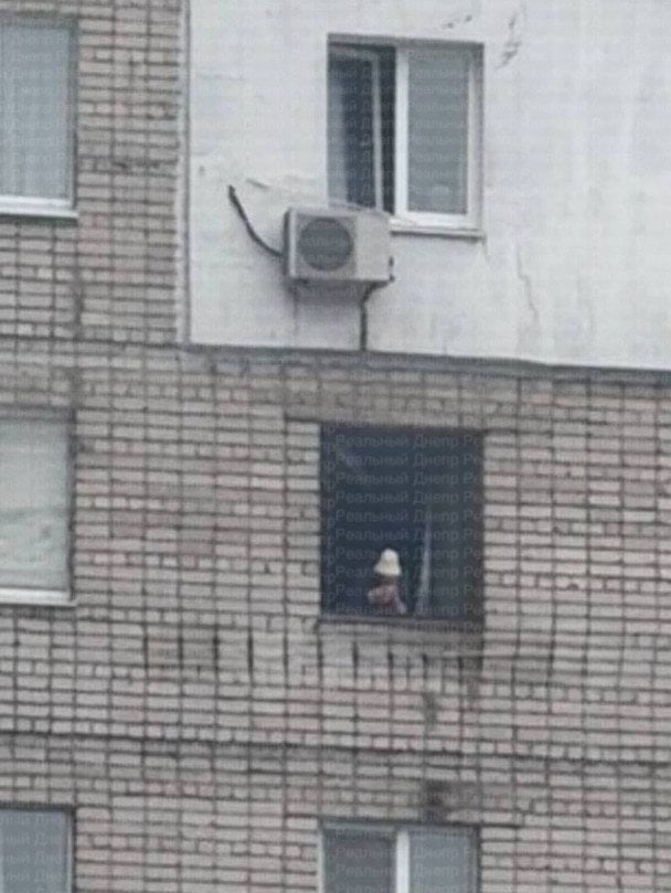 Женщина в окне поврежденного дома / © соцмережі