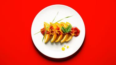 Кусочки апельсина в томатном соусе / © Eating for two