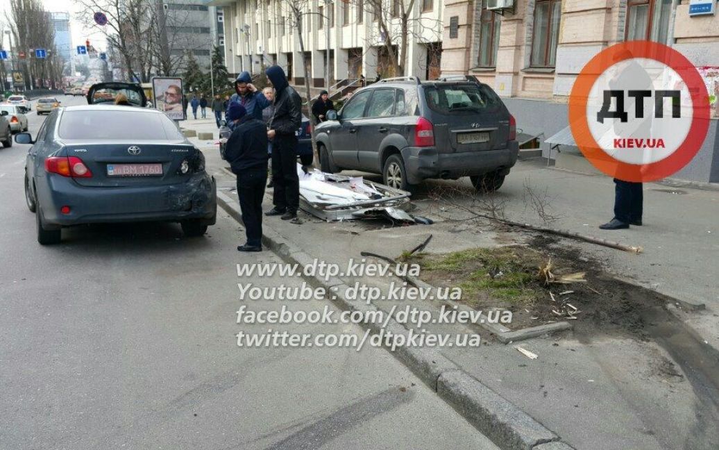 На месте аварии на бульваре Шевченко в Киеве / © facebook.com/dtp.kiev.ua