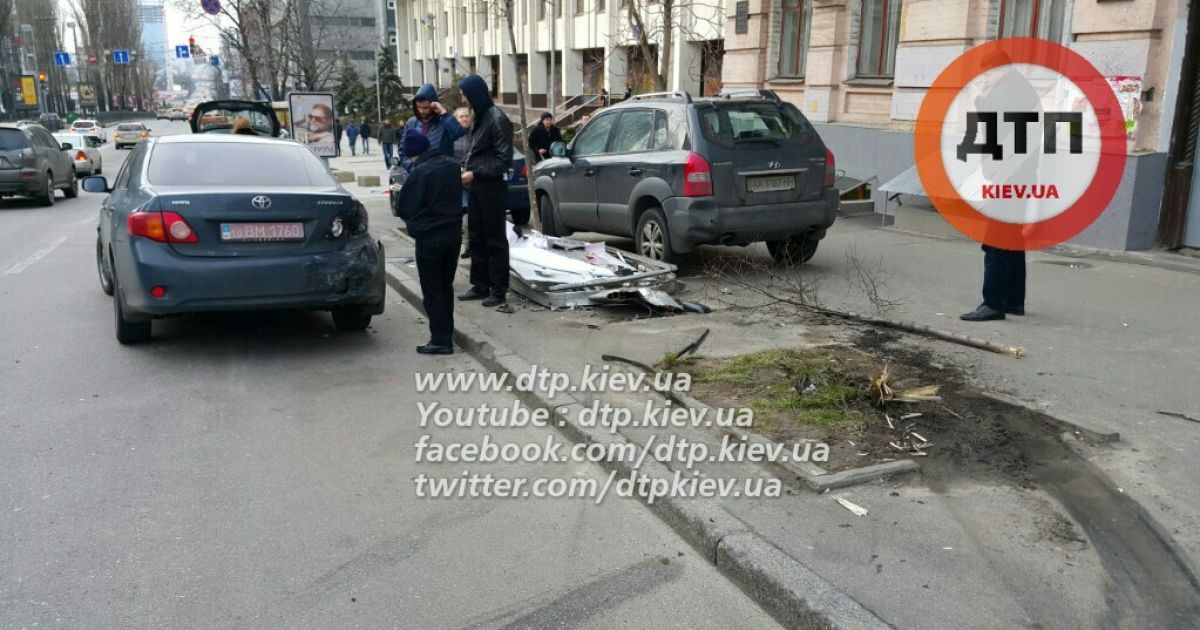 На місці аварії на бульварі Шевченка в Києві / © facebook.com/dtp.kiev.ua