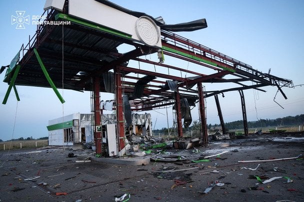 25 липня 2026. Уночі російські війська атакували Полтавську область ударними безпілотниками. Головною метою стали об’єкти паливної інфраструктури. / © ДСНС
