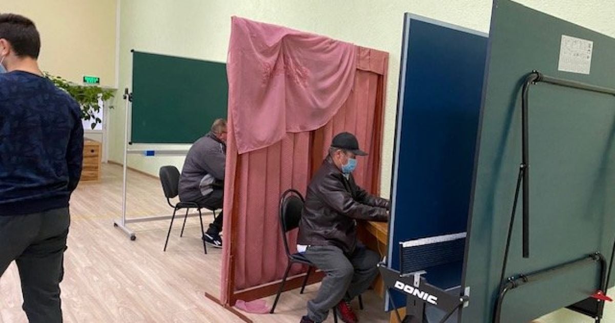 В Житомире на нескольких участках отсутствуют кабинки для голосования