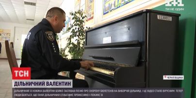 Поліцейський із Ніжина заспівав про охорону бюлетенів на виборчій дільниці