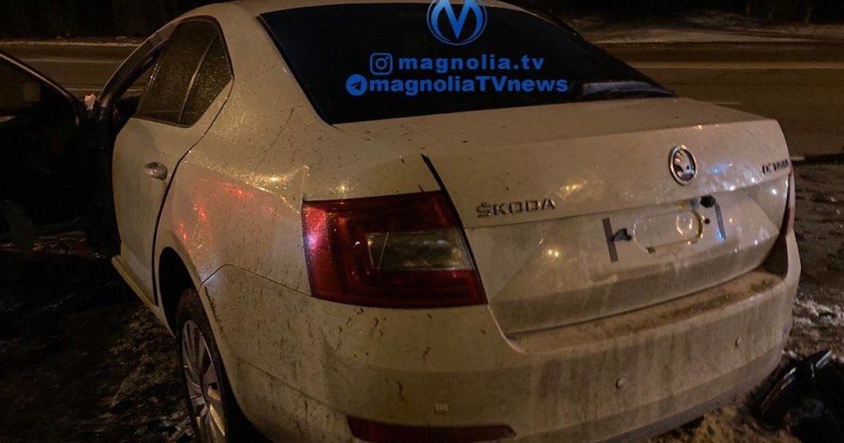 На Броварському шосе автівка врізалась у білборд
