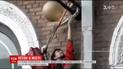 В центре столицы двухметровый питон примостился на опоре фонаря