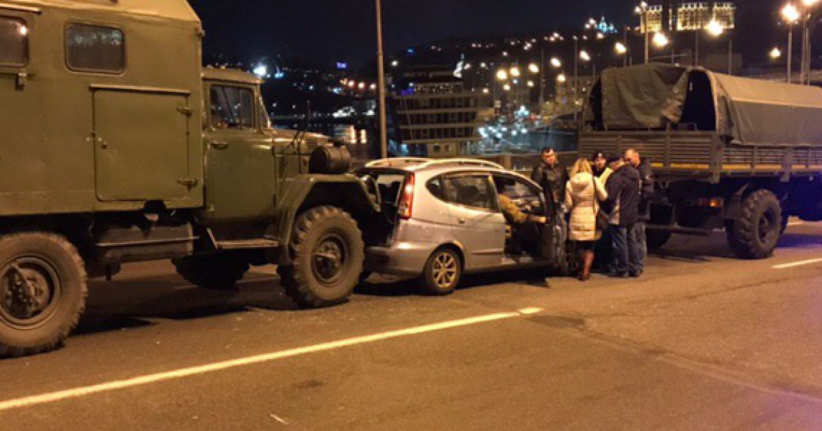 У Києві військова вантажівка протаранила легковик із дитиною