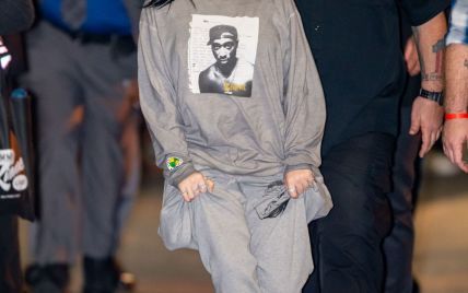 З сумкою Gucci на нозі і портретом вбитого репера: Біллі Айліш на розважальному шоу