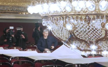 Три дня полировали сотня человек: в Одесском оперном почистили одну из самых больших театральных люстр мира