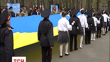 Боевые стяги из зоны АТО до конца учебного года будут переходить от школы к школе