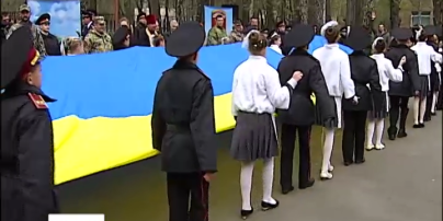 Боевые стяги из зоны АТО до конца учебного года будут переходить от школы к школе