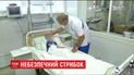 6-річний хлопчик, який вистрибнув з третього поверху школи, перебуває у лікарні