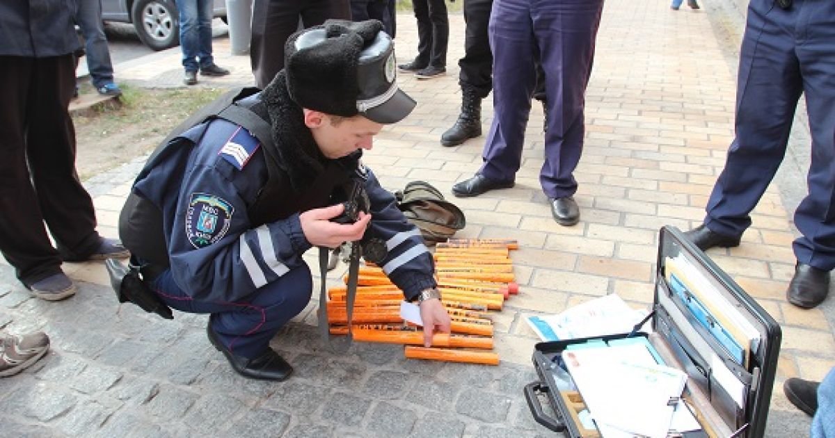Правоохоронці вилучили кастети, ножі та піротехніку / © Прес-служба МВС України