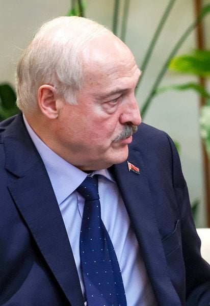 Лукашенко полетел к Путину