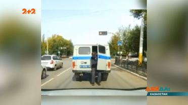 Побег года: в Казахстане задержанный в нетрезвом состоянии мужчина спокойно вышел из полицейской машины