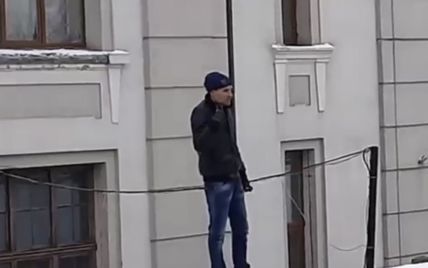 Просил позвонить жене: во Львове на вокзале мужчина угрожал себя убить (видео)