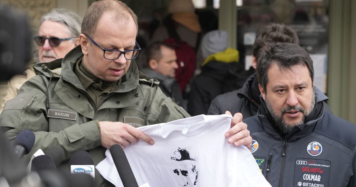 Намагався "перевзутися": мер Перемишля вручив "другу" Путіна символічну футболку (відео)