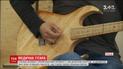 Польский музыкант создал уникальную гитару из медицинских шпателей
