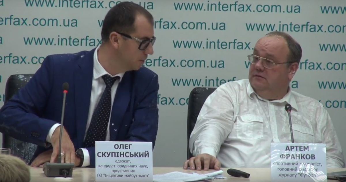 В Киеве неизвестные ворвались в помещение информагентства и облили кефиром спортивного журналиста