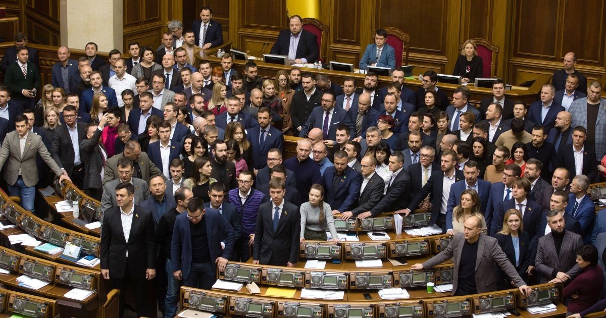 Фракция "Слуги народа" в Раде блокировала трибуну: нардепы возмутились из-за слов Федыны о Зеленском