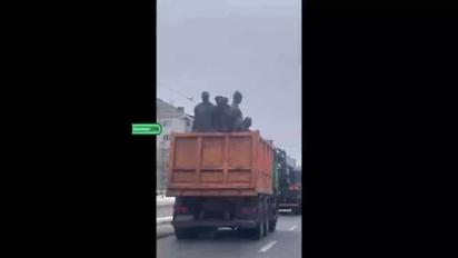 В Киеве демонтировали памятник экипажу советского бронепоезда "Таращанец"
