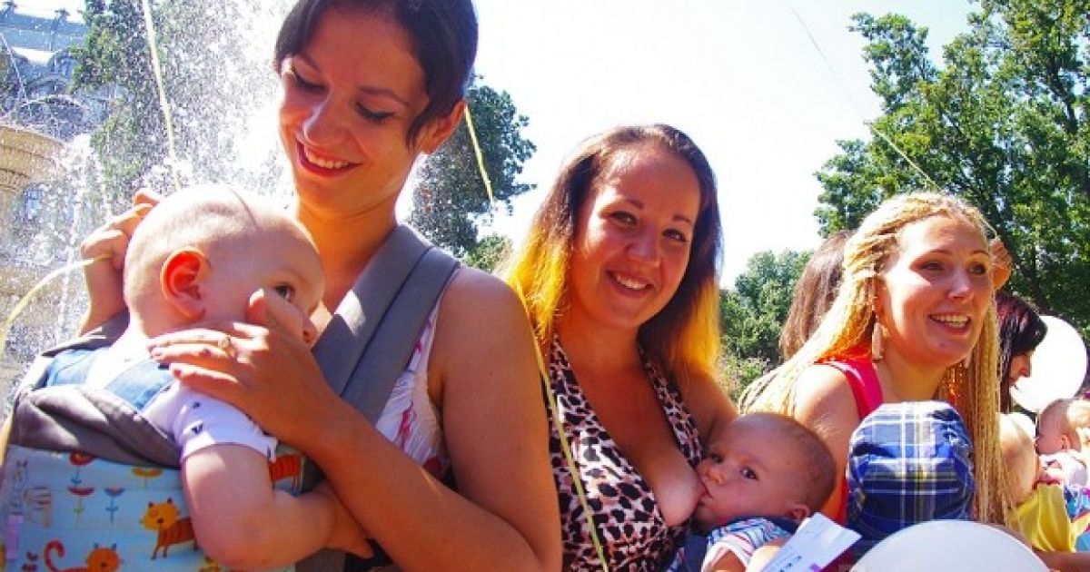 Десятки одесситок с детьми отметили в Городском саду начало Всемирной недели поддержки грудного вскармливания / © Думская