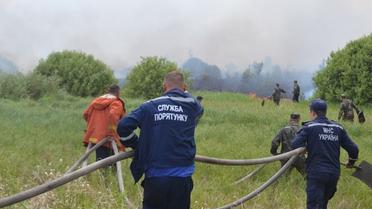 Надзвичайники продовжують ліквідувати вогонь / © ДСНС