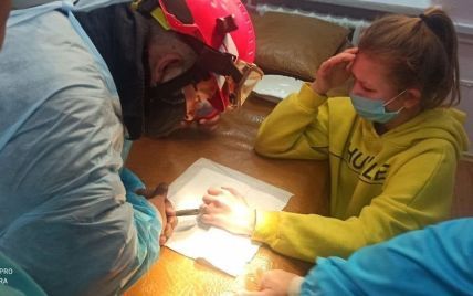 В Одеській області рятувальники зрізали каблучку з пальця школярки (фото)