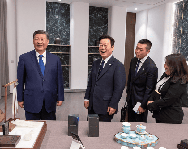 Лидер Китая испугал президента Кореи шпионажем, даря телефоны Xiaomi