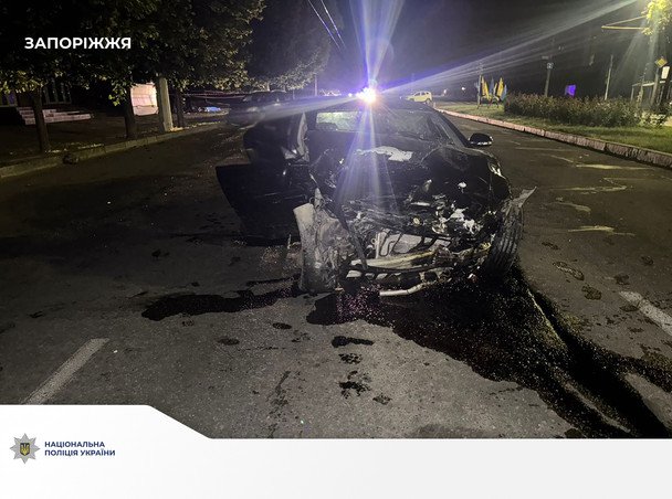 ДТП в Запорожье: водитель влетел в дом, 2 погибших