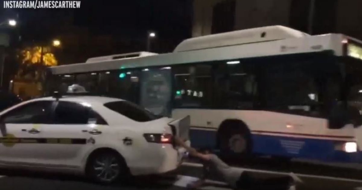Парня тянуло по дороге вслед за авто